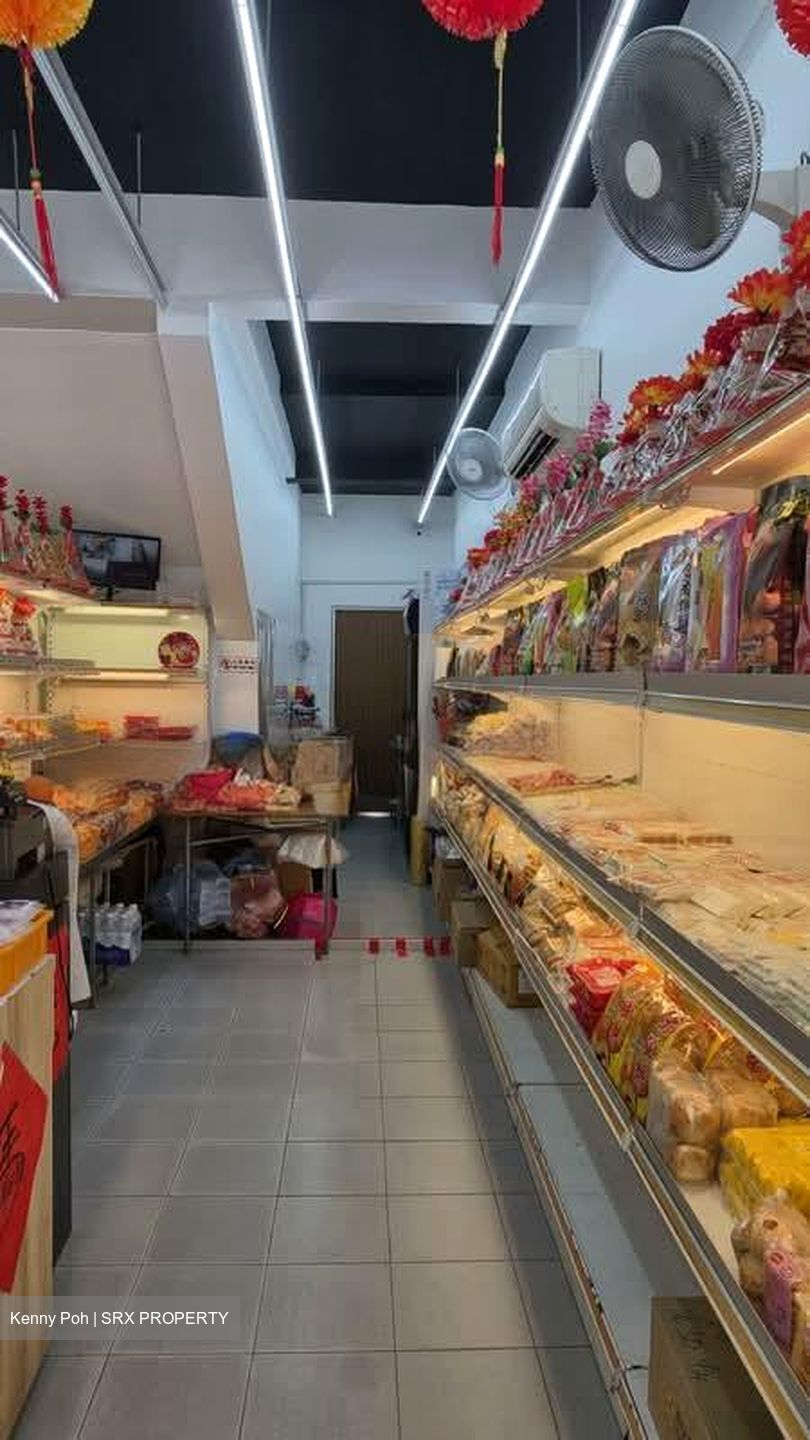 Tampines Street 81 (D18), Shop House #562453831